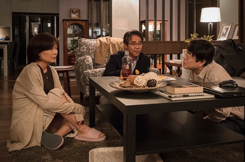 JTBC 금토드라마 '밥 잘 사주는 예쁜 누나'에서 윤진아(손예진)와 서준희(정해인)의 연애를 반대하는 김미연(길해연)준희의 아버지(김창완)이 만난다. <드라마하우스/콘텐츠케이 제공>